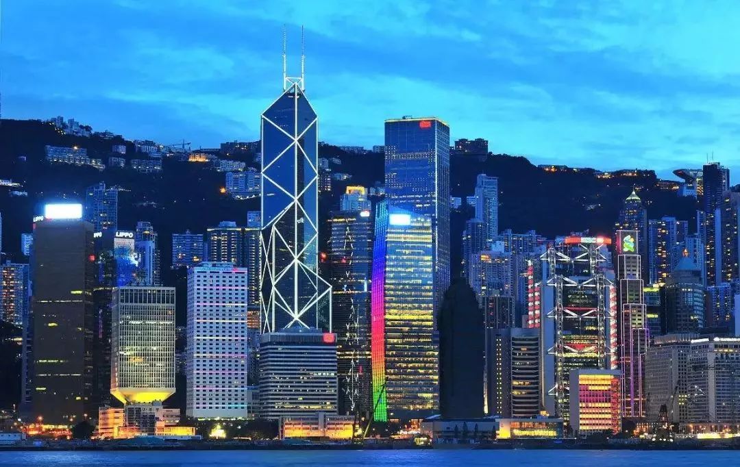 戏韵繁华，香港街头阳光下的戏曲表演